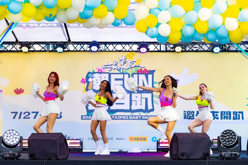 Luxy girls精彩的开场表演(图片来源：台北市商业处)
