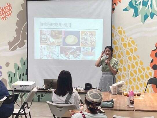 老師用心講授各種藥草的知識(圖片來源：臺北市政府工務局公園路燈工程管理處)