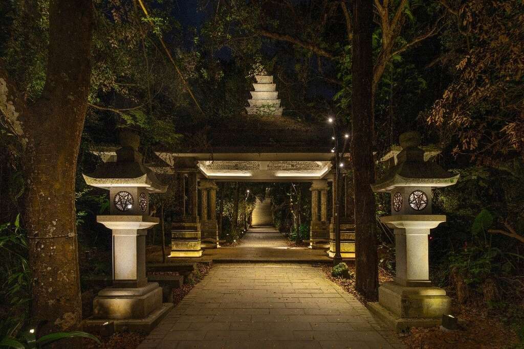 竹柏參道夜間光環境營造-光引謐徑，龍嗥亭與石燈籠(圖片來源：臺北市政府工務局公園路燈工程管理處)