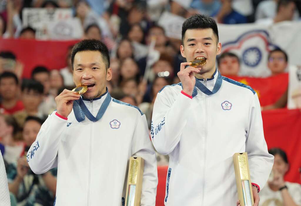 臺灣黃金羽球男雙組合選手王齊麟、李洋8月4日在巴黎奧運為我國摘下本屆首面金牌，更成為奧運史上首對完成2連霸的羽球男雙組合。(圖片來源：中華奧會提供)