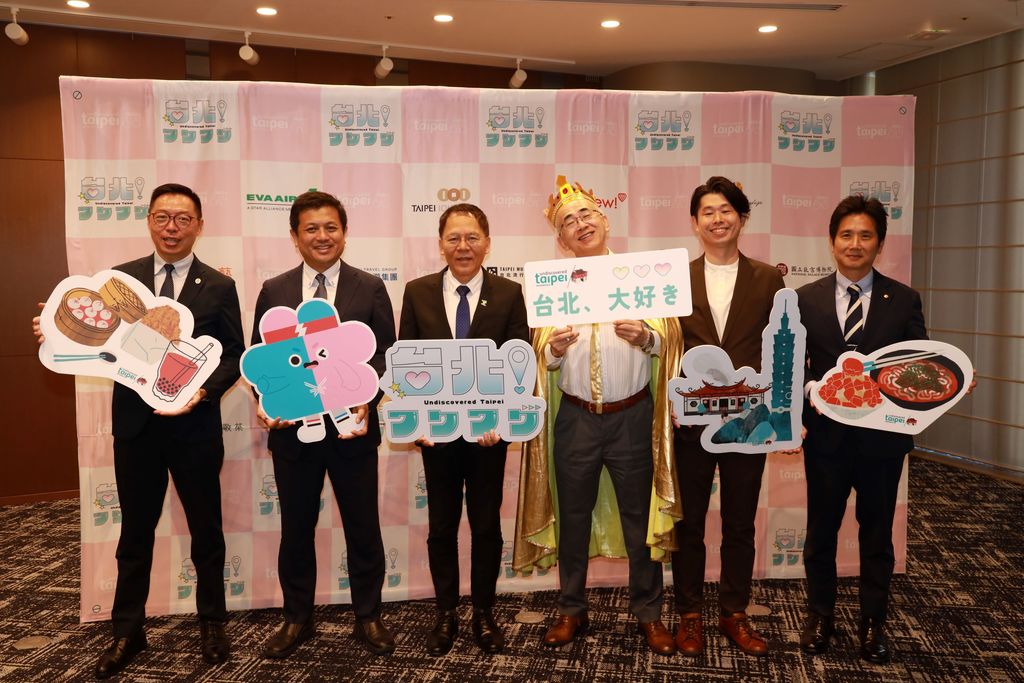 观传局在大阪「台北!心动瞬间」记者会，带来台北优惠方案并介绍观光亮点。(左起观光署驻大阪办事处洪维良主任、台北驻大阪经济文化办事处刘拓副参事、观传局王秋冬局长、大阪观光局沟畑宏理事长、asoview!伊藤优执行长、长荣航空大阪支店吴光扬支店长)(图片来源：台北市政府观光传播局)