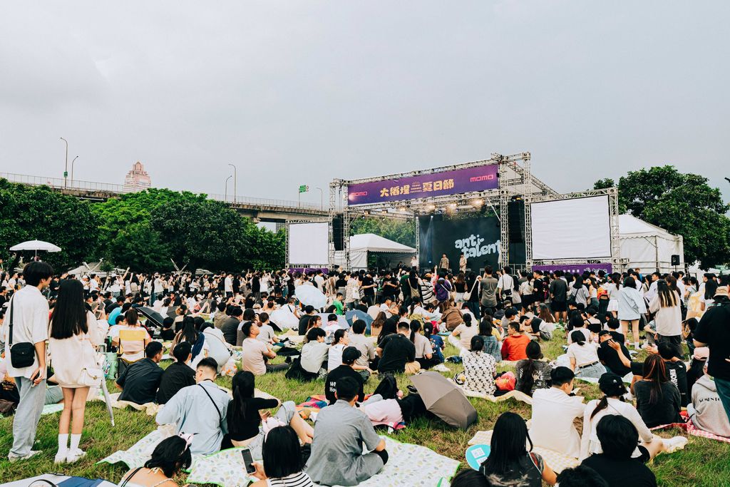 8月10日闭幕也特别加码「爱在花火灿烂时」演唱会，众多知名歌手接力演出。