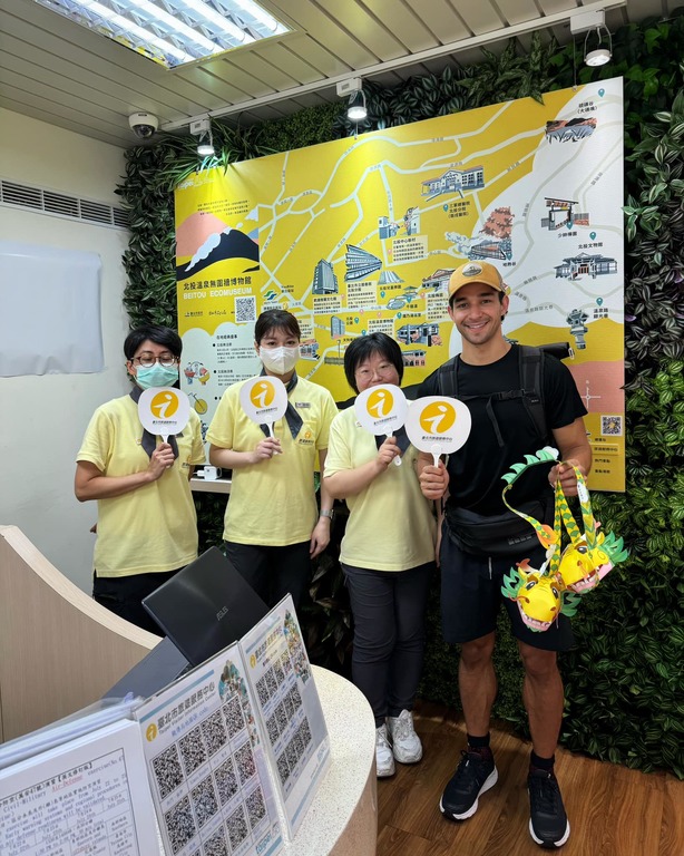 Wil Dasovich於新北投站旅服中心谘询旅游资讯(图片来源：台北市政府观光传播局)