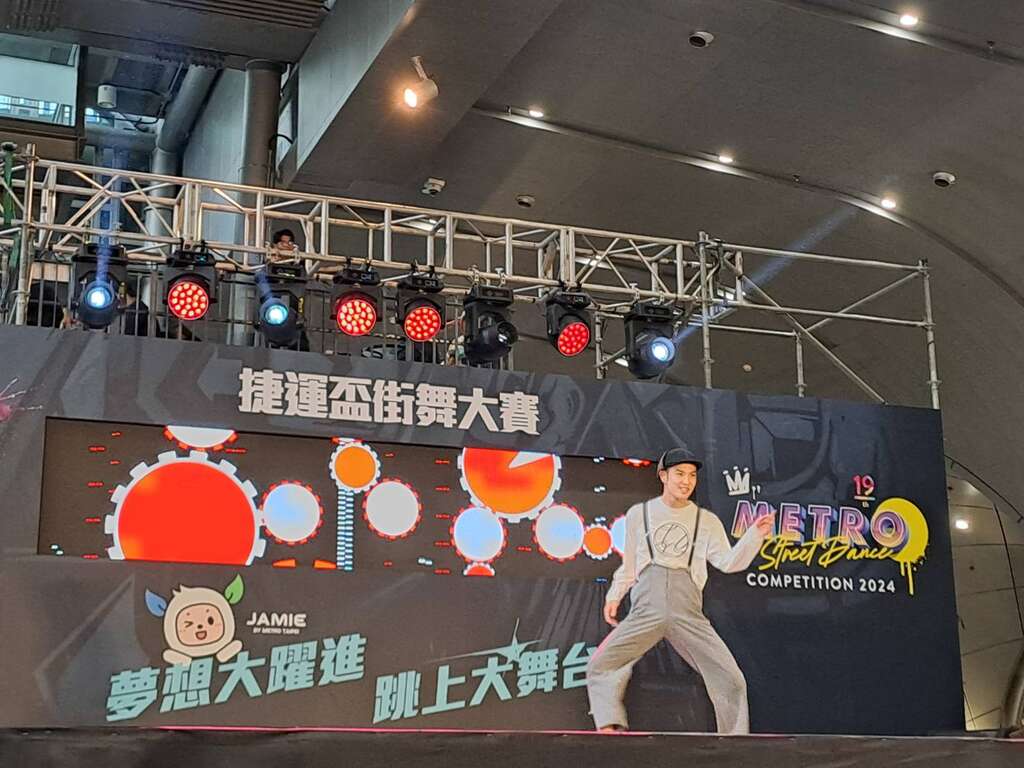日本锁舞好手Yabaken示范演出(图片来源：台北大众捷运股份有限公司)