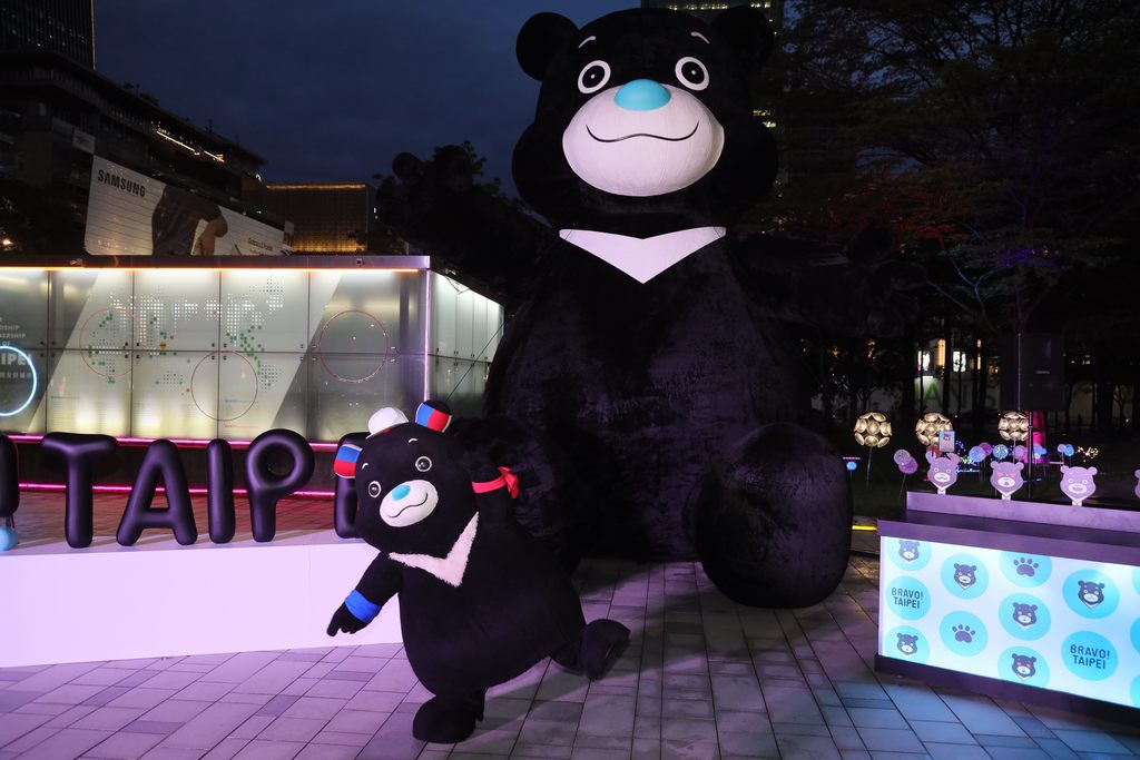 6公尺高「熊赞绒毛气偶」，8月14日至9月15日在台北市政府东南广场展出(图片来源：台北市政府观光传播局)