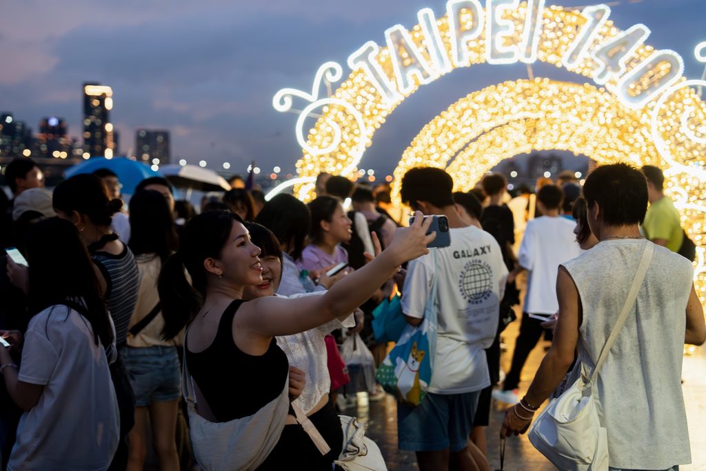 大稻埕夏日节活动期间打造水岸光廊，吸引国内外旅客驻足。(图片来源：台北市政府观光传播局)