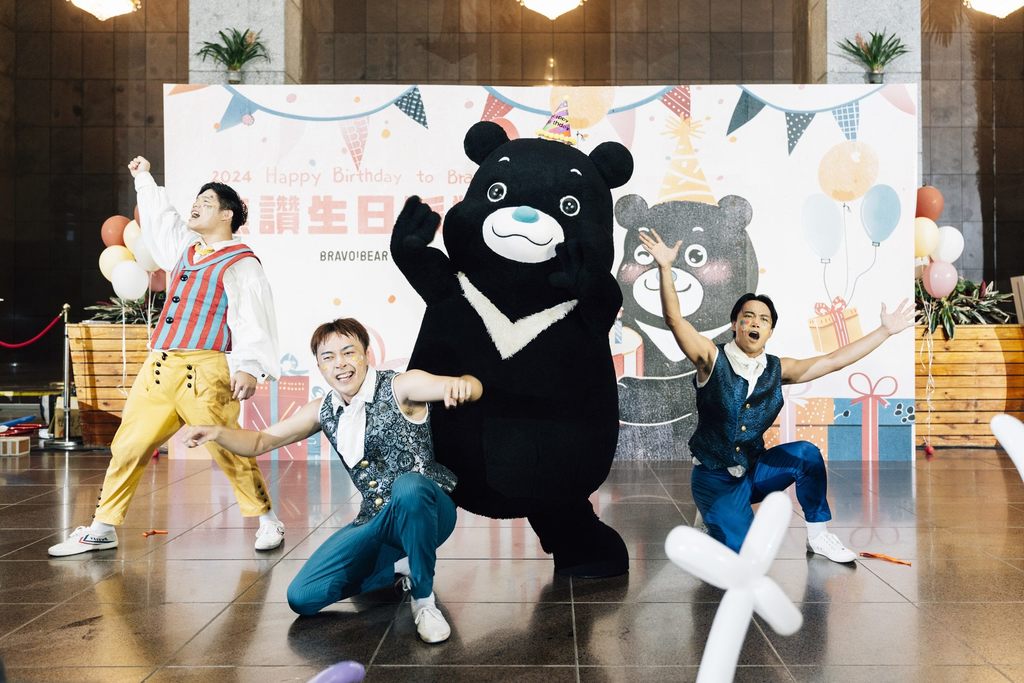 熊讚與「馬戲之門」劇團逗趣演出《近即的小丑》。(圖片來源：臺北市政府觀光傳播局)