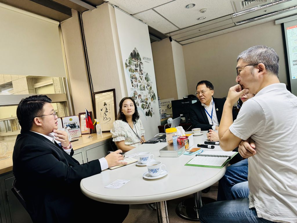 日前馬來西亞沙巴州工業及企業發展部陳龍維政治秘書(左)來臺取經「臺北最High新年城跨年晚會」成功經驗。(圖片來源：臺北市政府觀光傳播局)