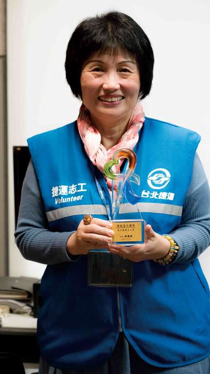 G2-4_1050130捷运志工栾九莲_穆易摄.jpg