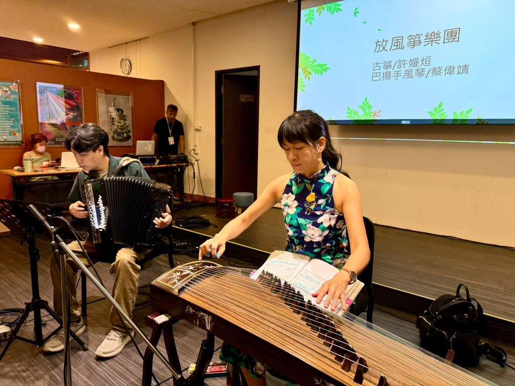 入圍金曲獎團隊放風箏樂團演出客家周末沙龍(圖片來源：臺北市政府客家事務委員會)