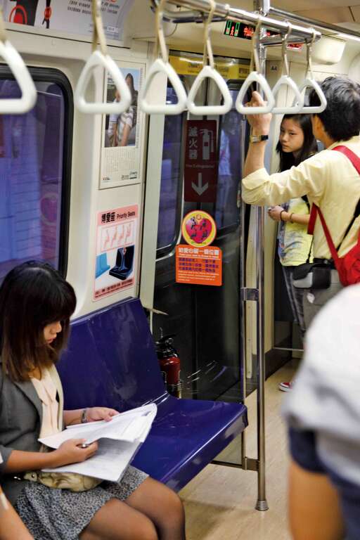 G2-8_1011109市府捷运站博爱座_王能佑摄.jpg