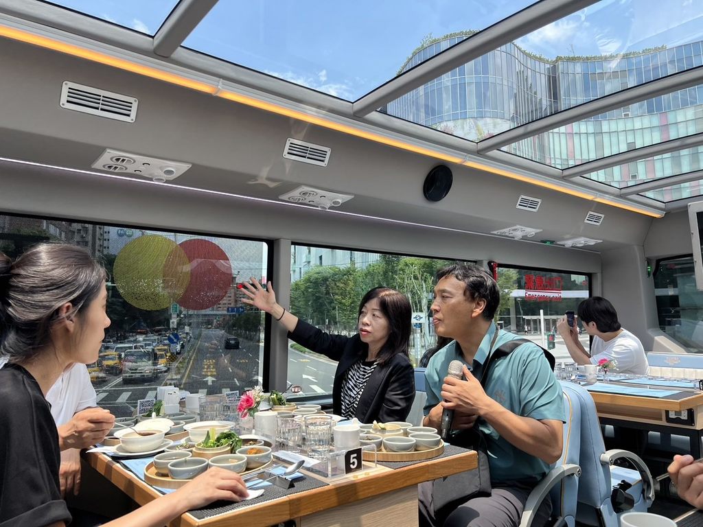 北市觀傳局與韓國旅行業者交流雙層餐車經驗(圖片來源：臺北市政府觀光傳播局)