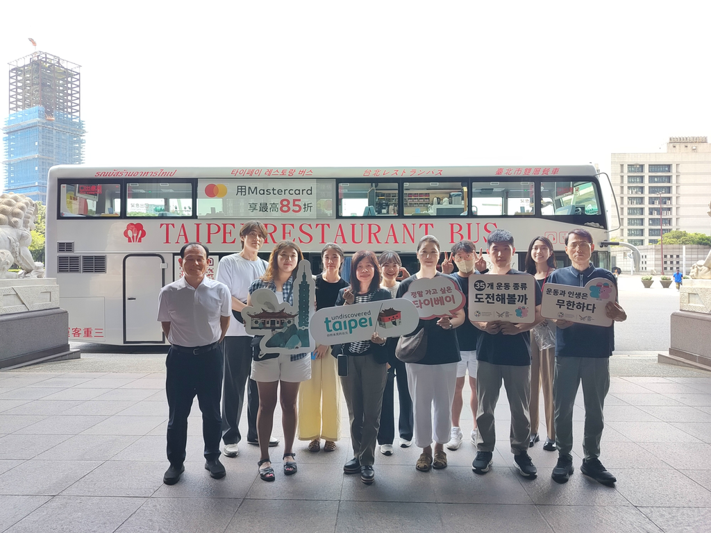 韓國旅行業者體驗臺北雙層餐車後紛紛表示有吸引力(圖片來源：臺北市政府觀光傳播局)