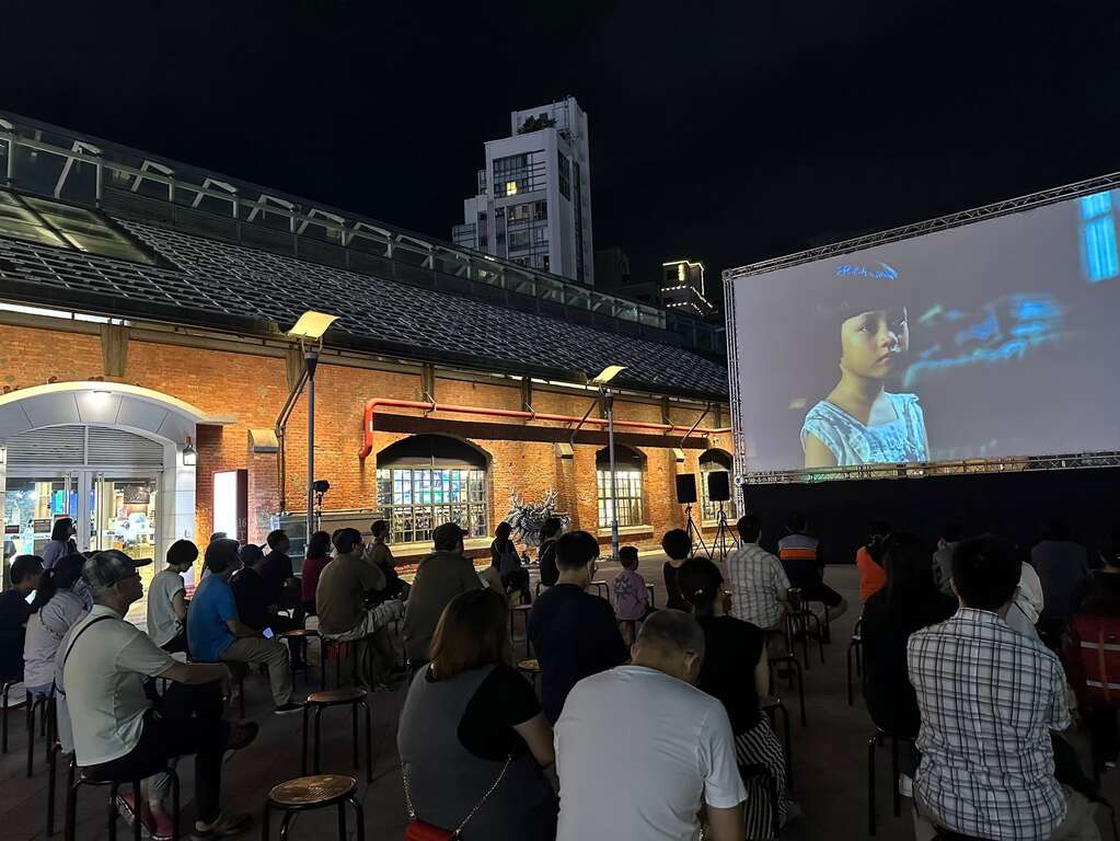 6月於西門紅樓舉辦「電影中的臺北」星光電影院，電影《油麻菜籽》戶外放映實況(圖片來源：臺北市政府文化局)