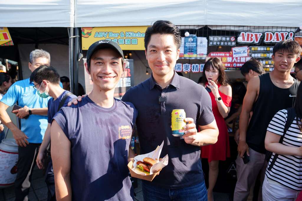 蒋市长於「ABV美式餐酒馆」品嚐多汁牛肉堡(图片来源：台北市商业处)