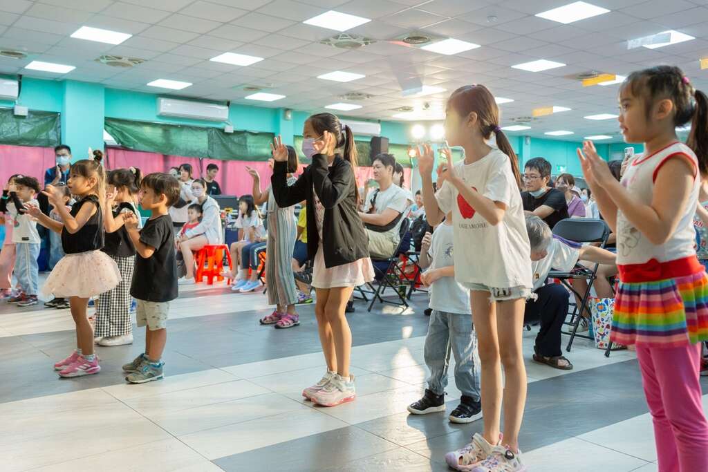 「打勾勾劇團」在精采的表演中穿插一小段的雙人特技，並帶領台下的小朋友一同舞蹈，讓整場活動充滿歡樂的氣氛(圖片來源：臺北市政府客家事務委員會)