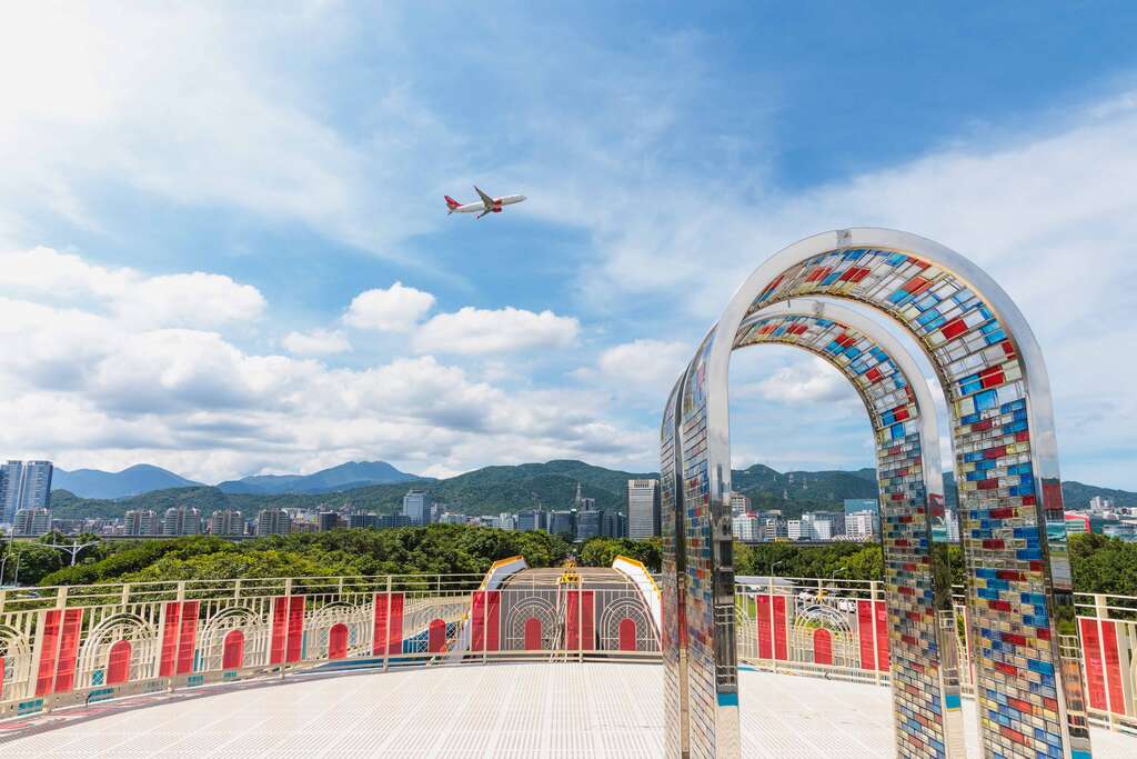 全新的玻璃砖装置艺术 可以和飞机同框拍照超唯美(图片来源：台北市政府工务局水利工程处)