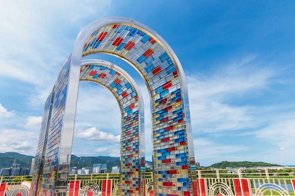 全新的玻璃砖装置艺术 拍照超唯美(图片来源：台北市政府工务局水利工程处)