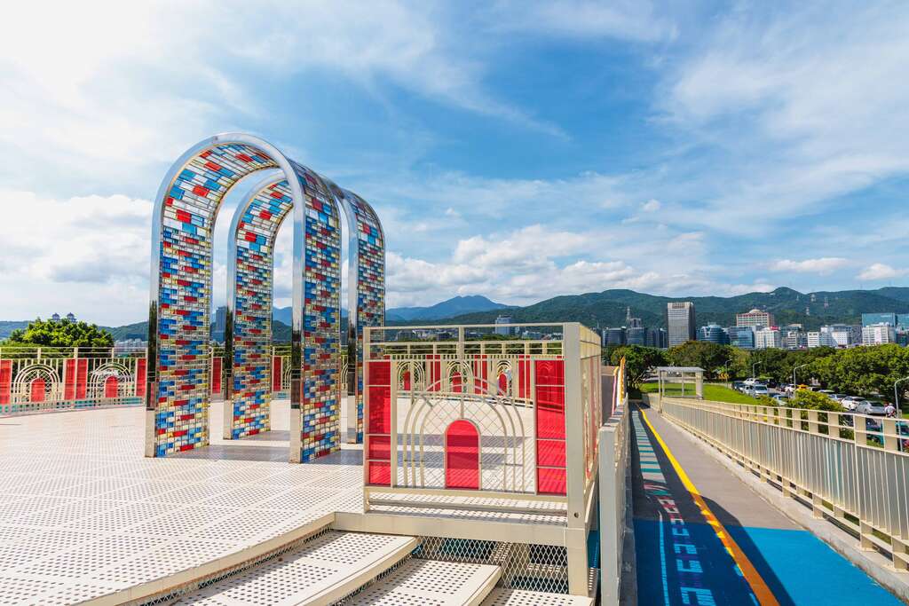 这里视野开阔，不仅可以清晰地俯瞰观山河边公园及周边美景(图片来源：台北市政府工务局水利工程处)