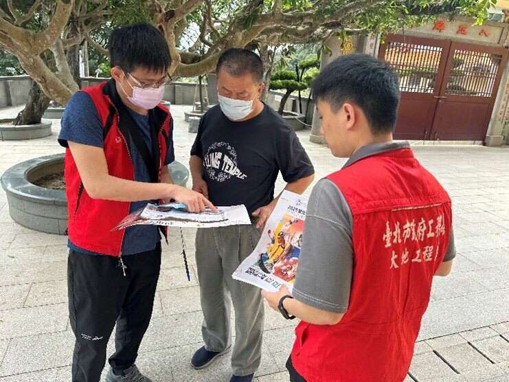 土石流防災教育宣導-逐戶拜訪保全住戶(圖片來源：臺北市政府工務局大地工程處)