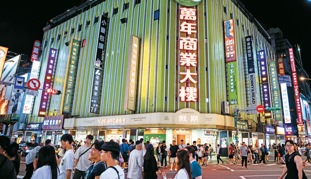 西門町入夜後格外熱鬧，直到深夜仍人潮不休。