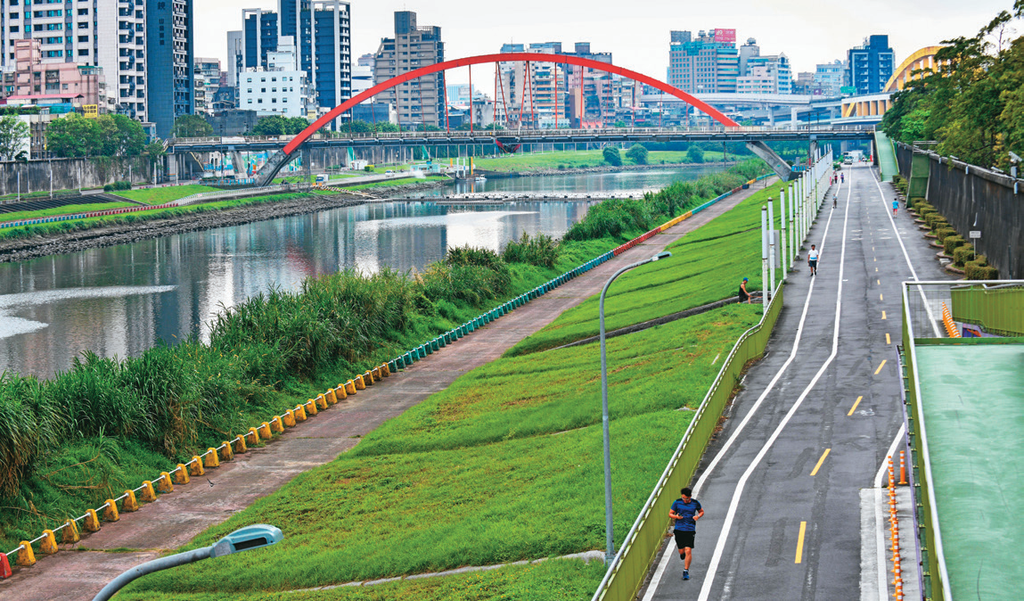 台北市有適合跑步的河濱自行車道。（攝影／李智為）