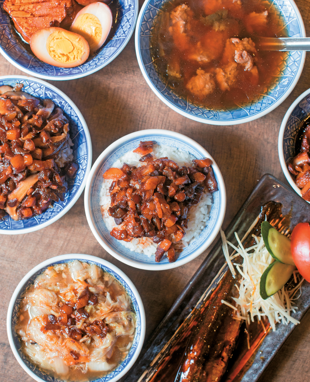 「小王煮瓜」的卤肉饭及清汤瓜仔肉是艋舺在地美味。（摄影／陈俊铭）