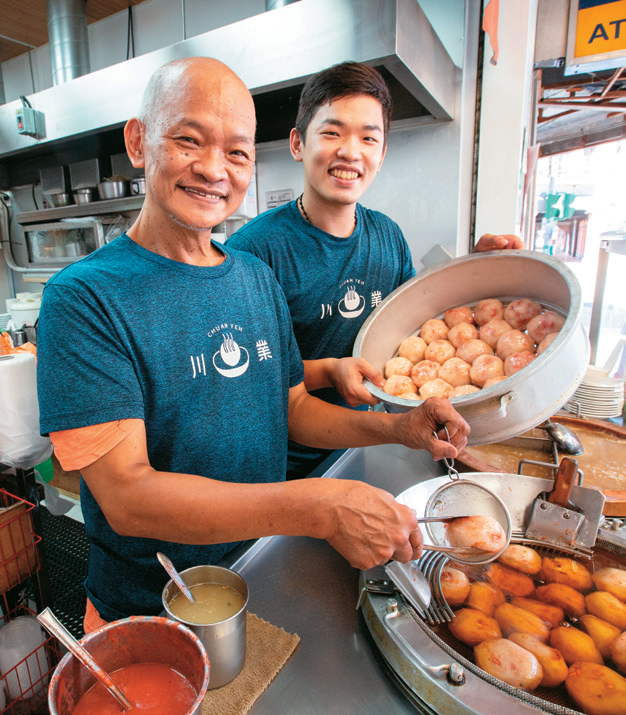 「川业肉圆」的红糟肉圆是旅客必点的百年古早味。