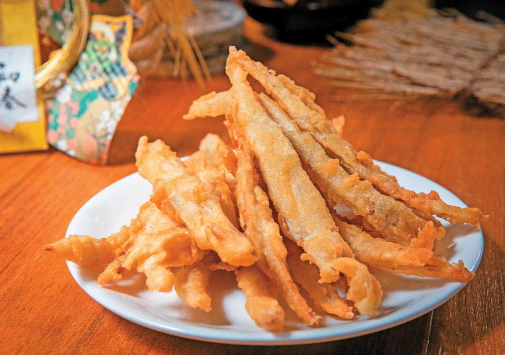 「艋舺大丰鱼丸」的炸牛蒡香脆美味，受顾客喜爱。
