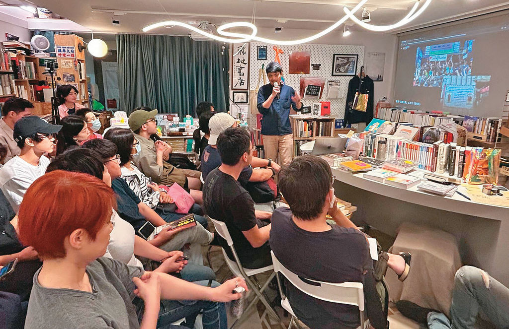 「飛地書店」舉辦閱讀講座，邀請專業人士與讀者交流。（圖／飛地書店）