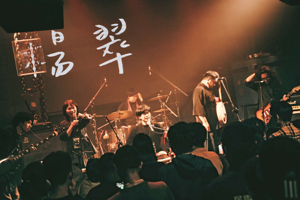 「現流冊店」策畫的「獨書祭」邀請獨立樂團與學者共演，讓樂迷與讀者產生交集。（攝影／詹婗）