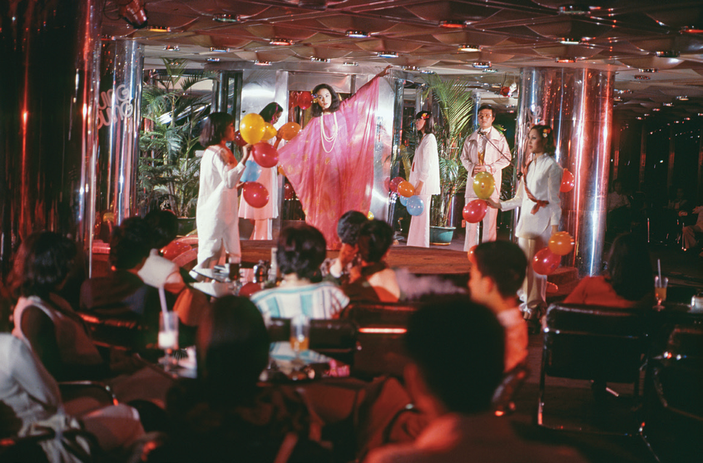 《奔向彩虹》（1977）劇照，攝於衡陽路洋洋百貨。（圖／怡人傳播、藝萌友）