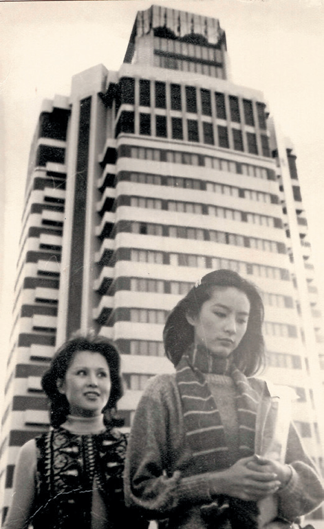 《月朦朧鳥朦朧》（1978）劇照，攝於林肯大廈前。（圖／怡人傳播、藝萌友）
