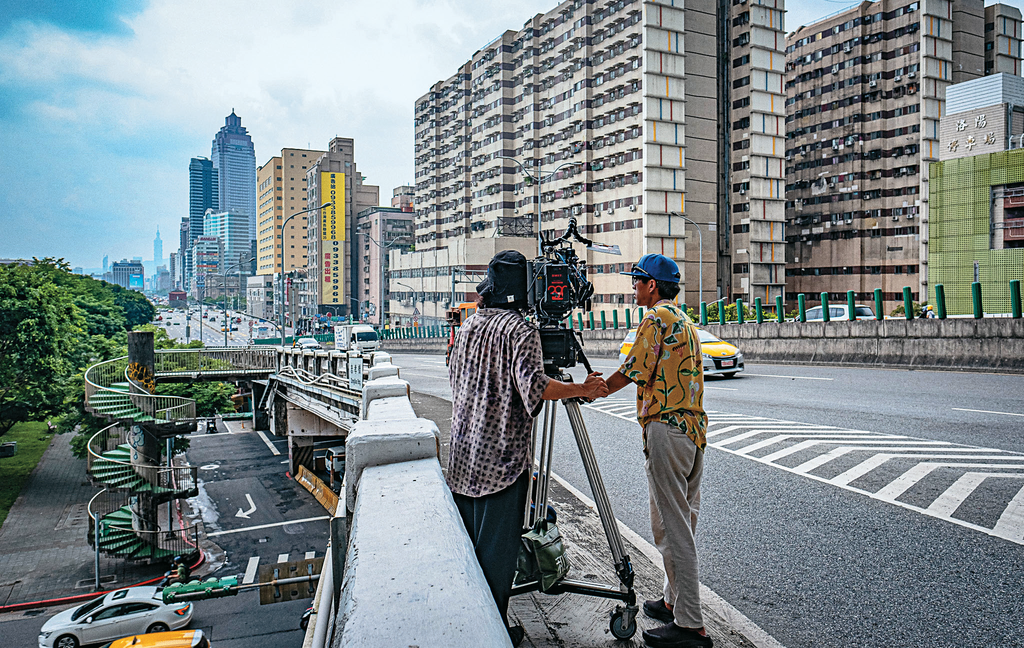 《西寧國宅》（2024）工作照，攝於忠孝橋。（攝影／王雲霖）