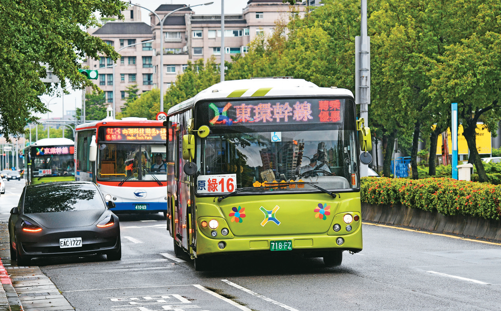 行經內湖區的「東環幹線」公車，減緩通勤時段交通壅塞壓力。（攝影／李智為）