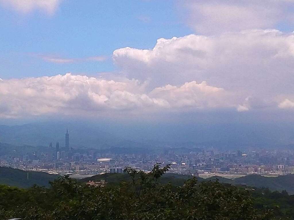 望尽台北盆地风情美景(图片来源：台北市政府工务局公园路灯工程管理处)