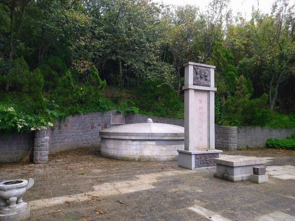 閰锡山墓於99年公告指定为古蹟占地面积约有300多坪(图片来源：台北市政府工务局公园路灯工程管理处)