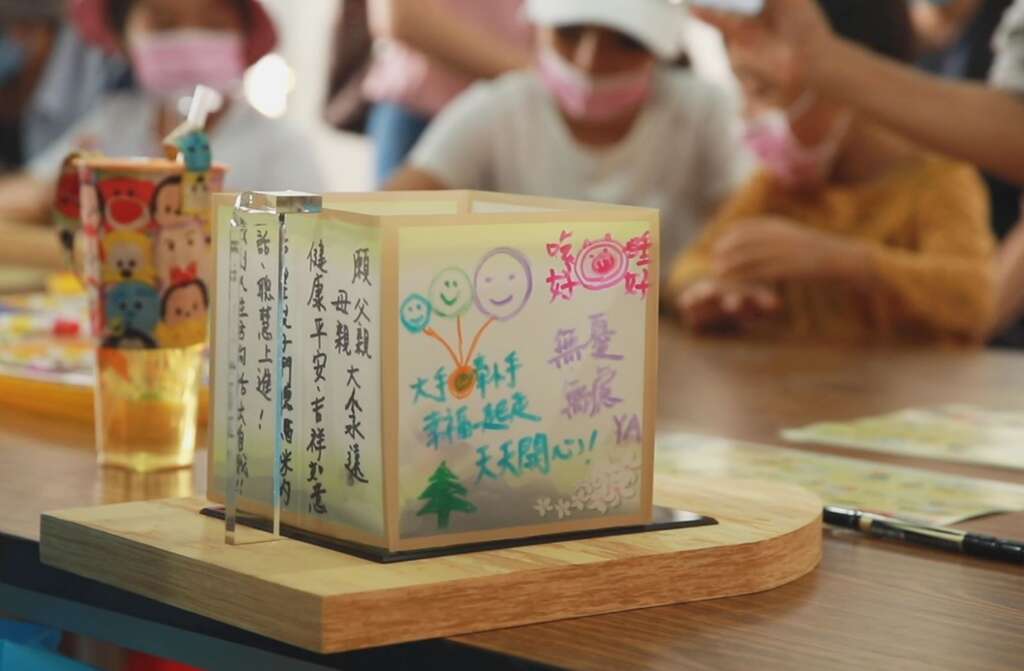民眾書寫水燈誠心祈願(圖片來源：中山區公所)