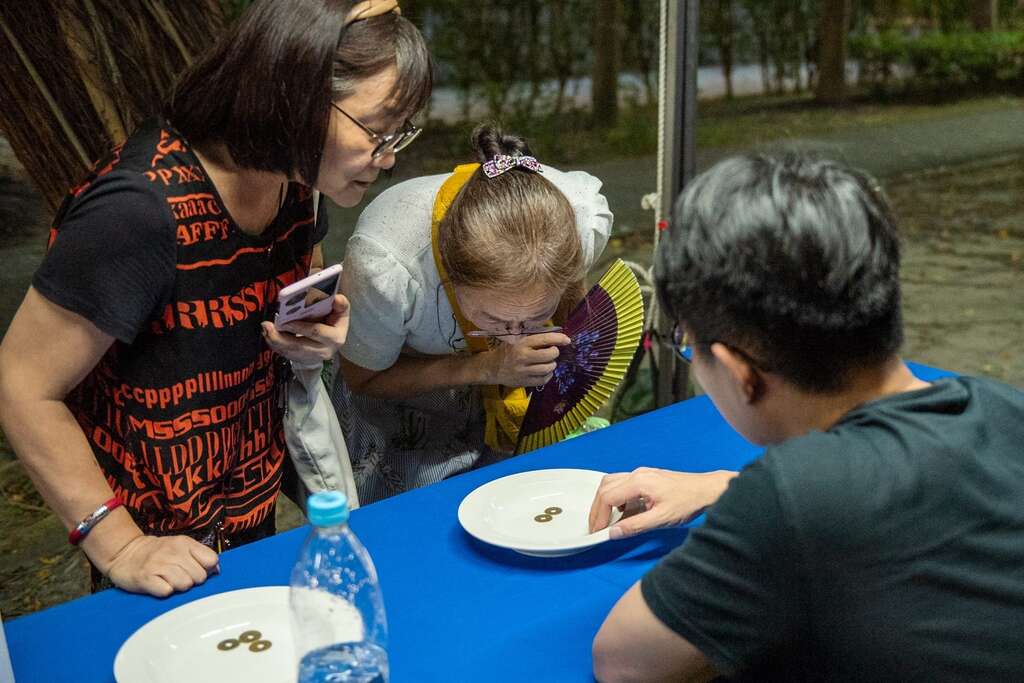 會場還有客家油紙傘彩繪體驗、童玩跌三烏以及客家美食(圖片來源：臺北市政府客家事務委員會)
