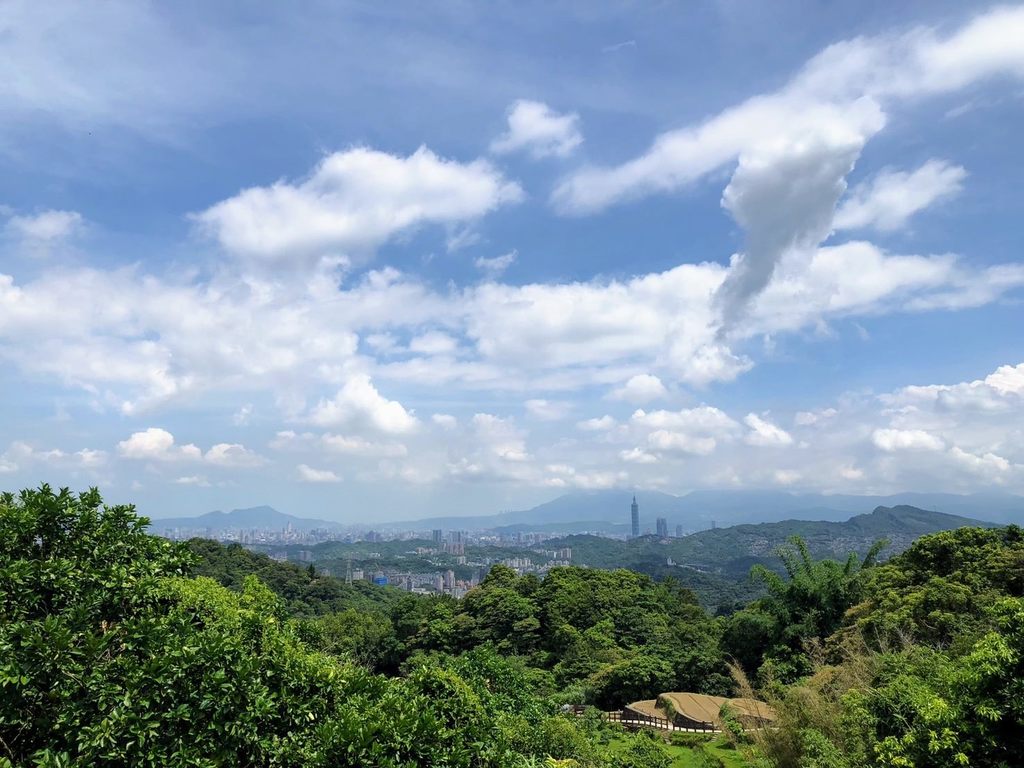 中秋假期不妨與親朋好友走訪貓空，臺北美景盡收眼底，享受秋日恬靜時光。(圖片來源：臺北市政府觀光傳播局)