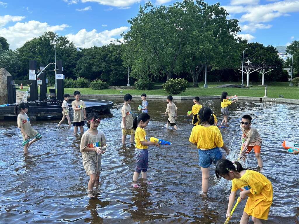 夏季限定的內湖運動公園戲水池開放到9月30日，歡迎市民朋友趁著中秋假期抓住夏天的尾巴(圖片來源：臺北市政府工務局衛生下水道工程處)