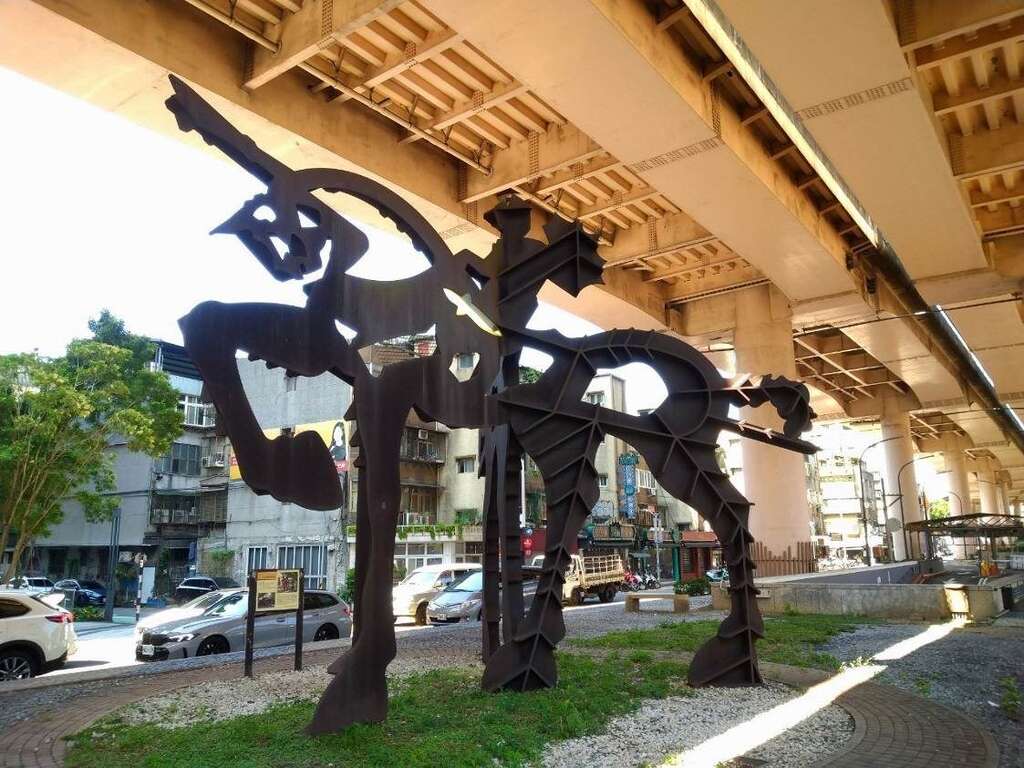 「女武神，时间廊」是董振平作品，巨大身躯成为周边居民精神地标(图片来源：台北市政府工务局公园路灯工程管理处)