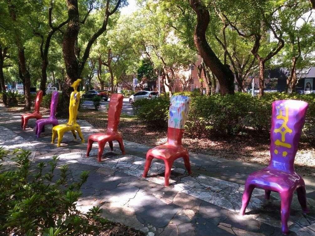 「鸟笼外的花园」是徐秀美作品，并被多本杂志评论誉为「不可能空间的再造」，风潮引领敦化南路上的东区商圈(图片来源：台北市政府工务局公园路灯工程管理处)