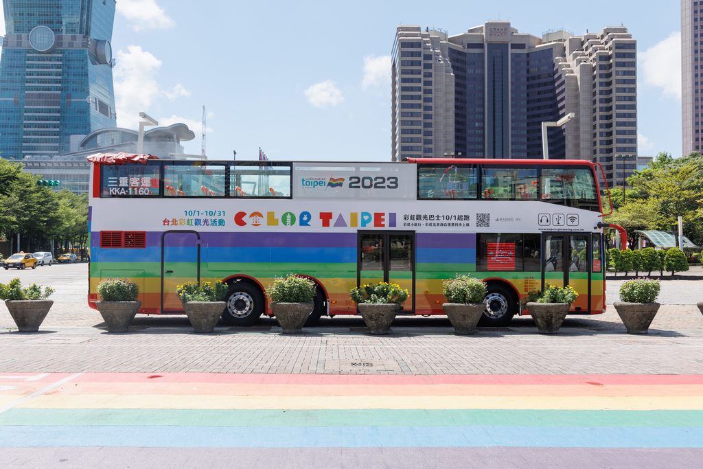 「2024 Color Taipei」系列活動10月開跑囉！(圖為2023彩虹觀巴資料照)(圖片來源：臺北市政府觀光傳播局)