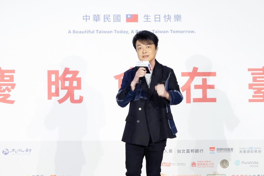 国庆晚会演出嘉宾翁立友亲临记者会演唱。(图片来源：台北市政府观光传播局)