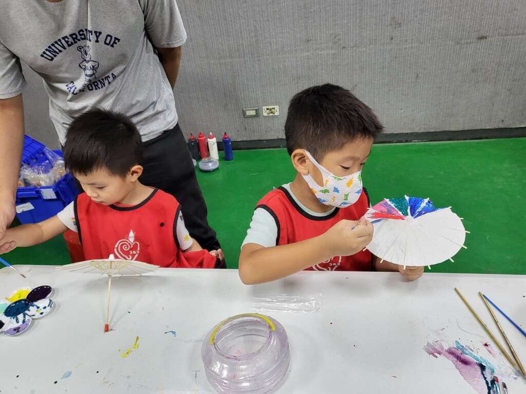客家油紙傘彩繪體驗(圖片來源：臺北市政府客家事務委員會)