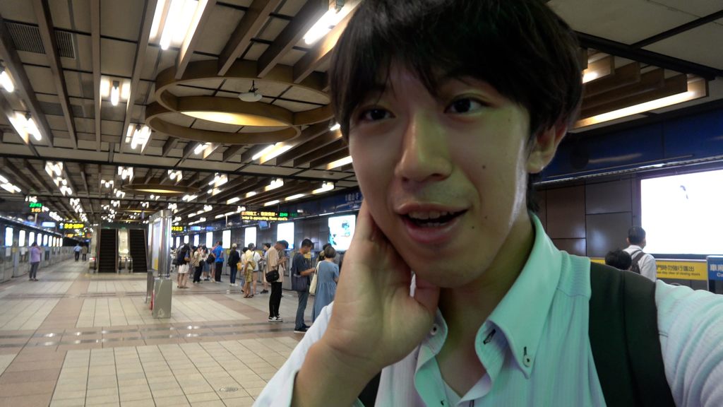 「交通系」YouTuber西装男子透过捷运及公车等不同交通方式深度走访台北。(图片来源：台北市政府观光传播局)