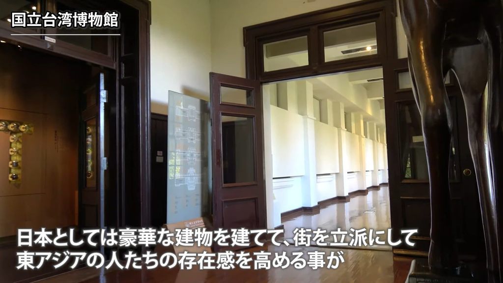 西装男子娓娓道来丰富精彩的历史人文故事，激发观众对台北的无穷想像。(图片来源：台北市政府观光传播局)