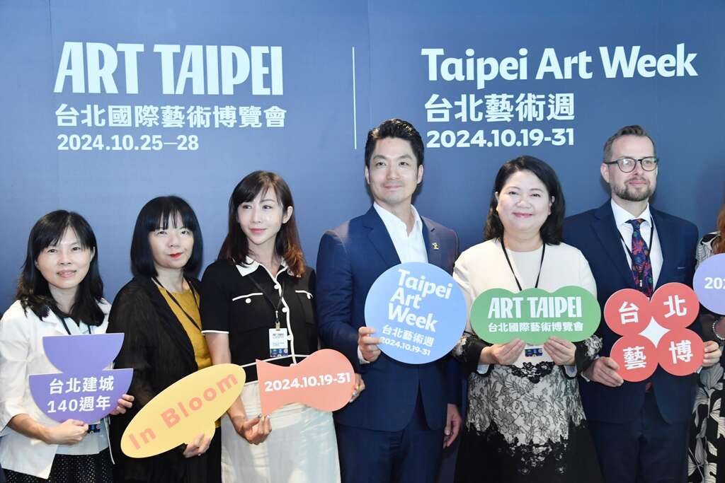 「ART TAIPEI台北国际艺术博览会」是名列亚洲三大艺术博览会之一，以及首届「台北艺术周」都在台北举办，串联了画廊、美术 馆及各类艺文机构，让十月的台北「很艺术」。(图片来源：台北市政府秘书处媒体事务组)