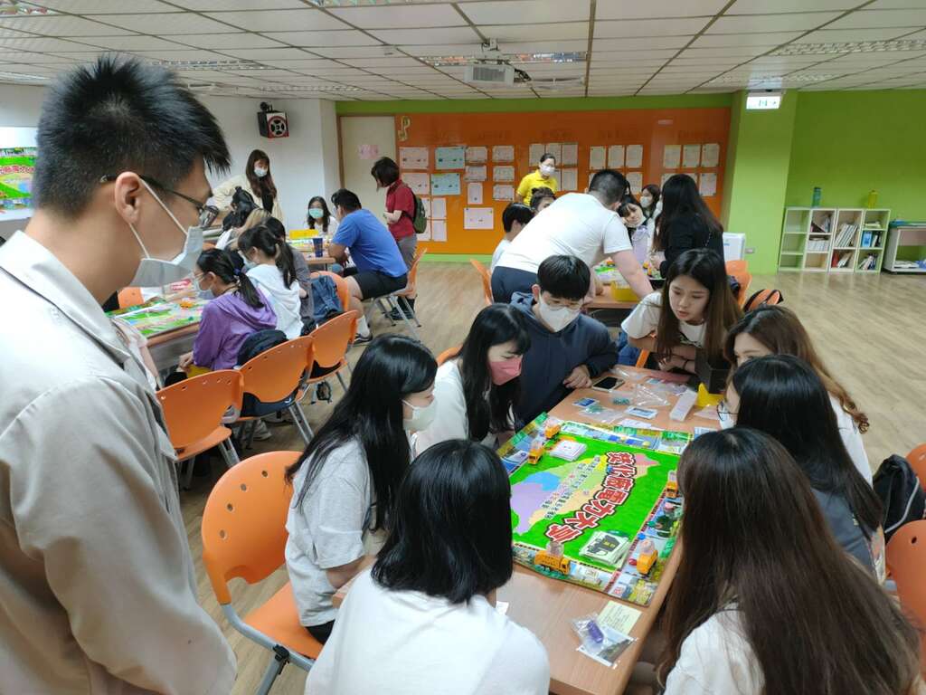 「焚化厂电力大亨」桌游是木栅厂内的热门环境教育教材之一(图片来源：台北市政府环境保护局)